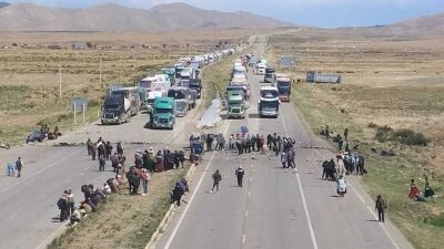 Imagem da notícia Turistas de MS ficam mais de 24 horas presos em estrada na Bolívia por protestos contra combustíveis
